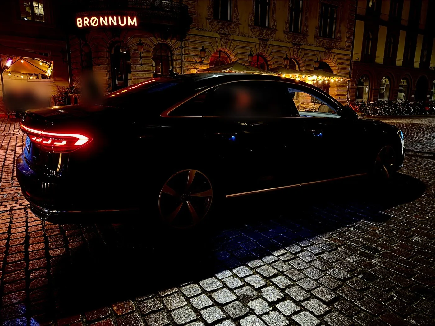 Sort chaufførbil ved Brønnum i København