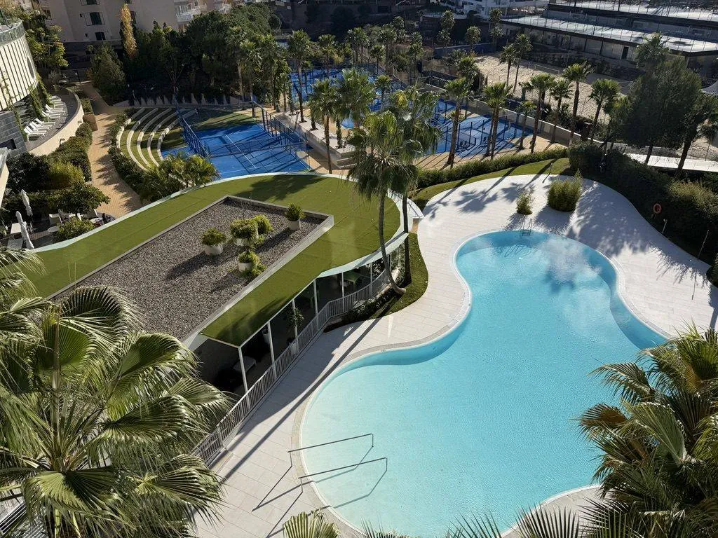 Hotelområde med swimmingpools og adgangsveje